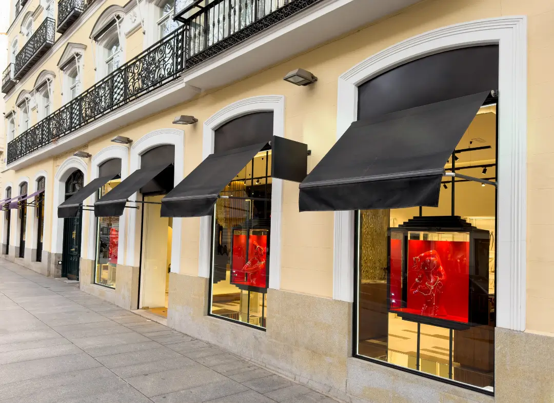 Façade vitrine de magasin en aluminium sur mesure à Laudun-l'Ardoise